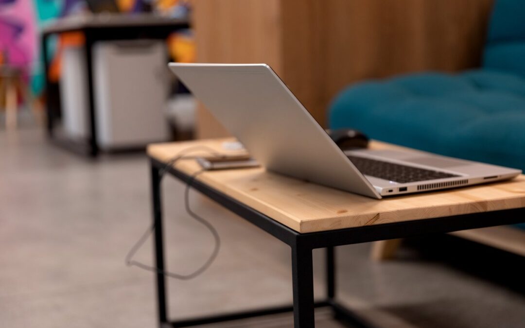 Laptop z dobrą baterią — dlaczego to kluczowe przy pracy zdalnej?