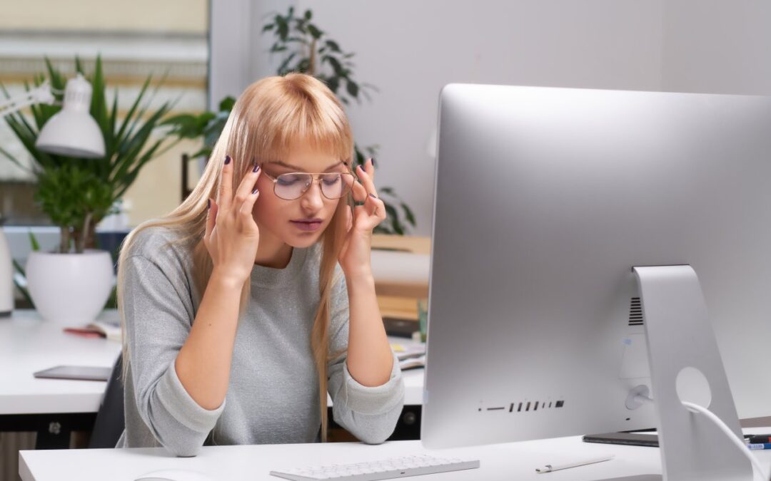 Praca przy laptopie bez bólu karku i zmęczenia oczu — jak zorganizować wygodne stanowisko?